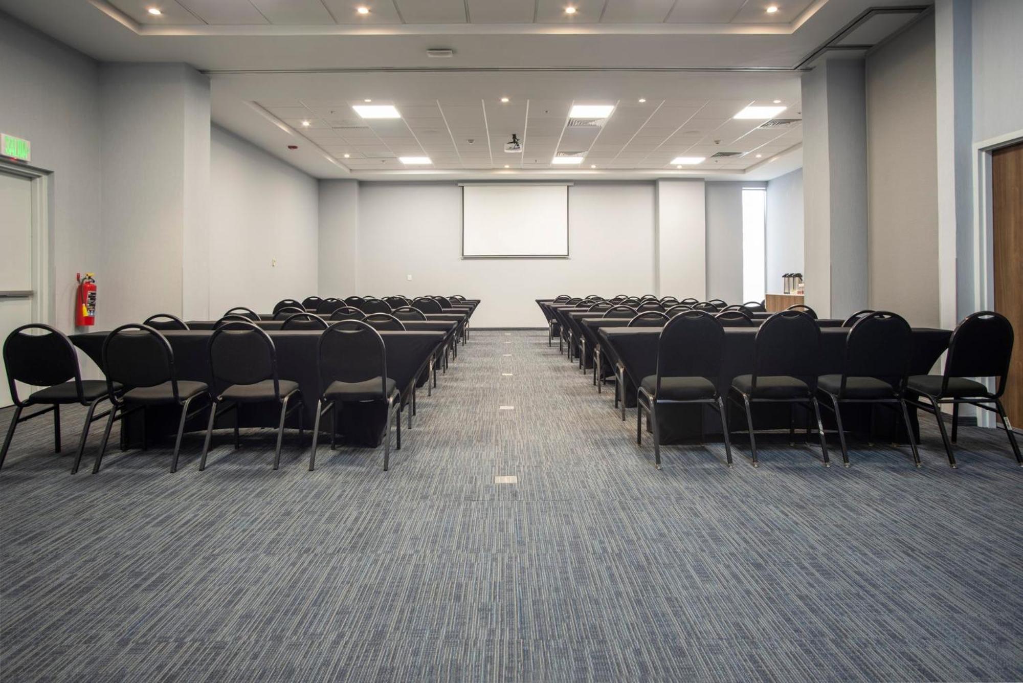 Holiday Inn Express Guadalajara Iteso By Ihg Zapopan Exterior photo