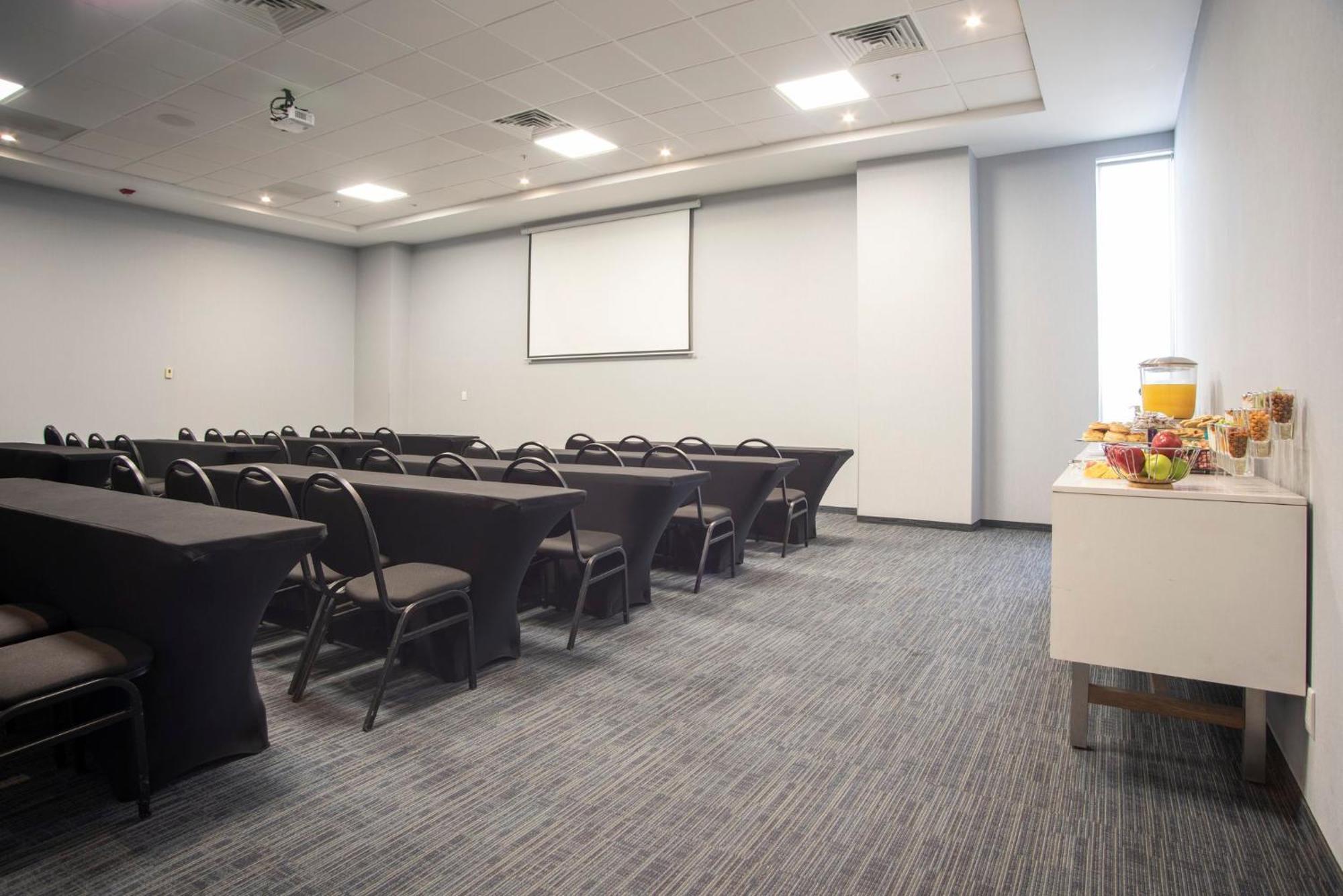 Holiday Inn Express Guadalajara Iteso By Ihg Zapopan Exterior photo